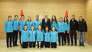 Genç Voleybolculardan Valimiz Hamdi Bilge Aktaş'a Ziyaret