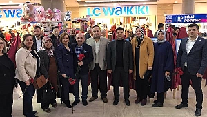 MHP Çankırı İl Başkanlığı 8 Mart Dünya Kadınlar Gününü Karanfil Dağıtarak Kutladı