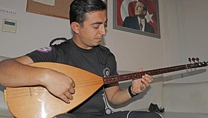 Çankırılı Polis Memuru Sazıyla Ve Söylediği Türkülerle Meslektaşlarını Motive Ediyor