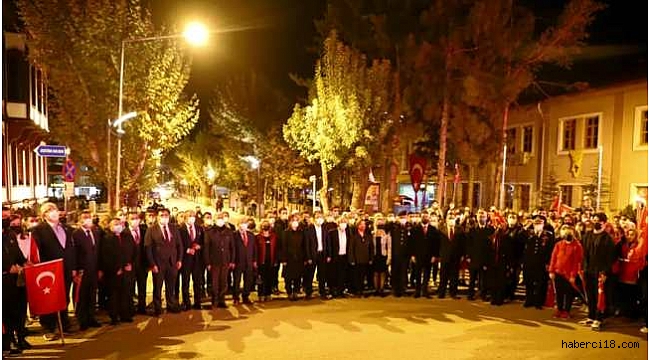 Çankırılılar Fener Alayında Ellerindeki Şanlı Türk Bayrakları Ve Meşalelerle Yürüdü