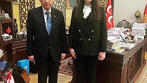 MHP'liler Çankırı Belediye Meydanında Zafer Turu ve Havai Fişeklerle Pelin Yılık'ı Kutladı