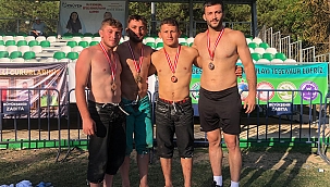 Genç Güreşçiler Eve Madalyalar ile Döndü