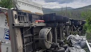 Kurşunlu İlçesi D-100 Karayolunda Tır Şarampole Devrildi 1 Ölü, 2 Yaralı