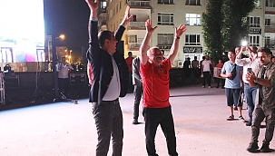 Kent Meydanında Üçlü Çektirdiler