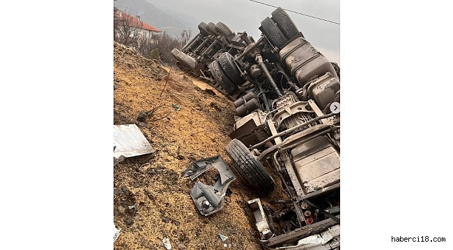 Çankırı'nın Eldivan İlçesinde TIR Şarampole Devrildi 1 Yaralı