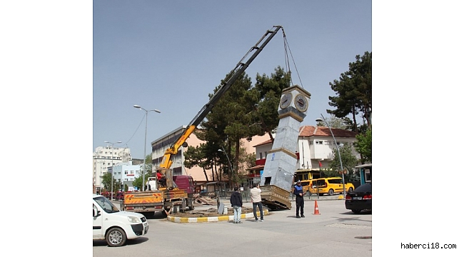 Belediye Meydanına Monte Edilen Saat Kulesi Söküldü