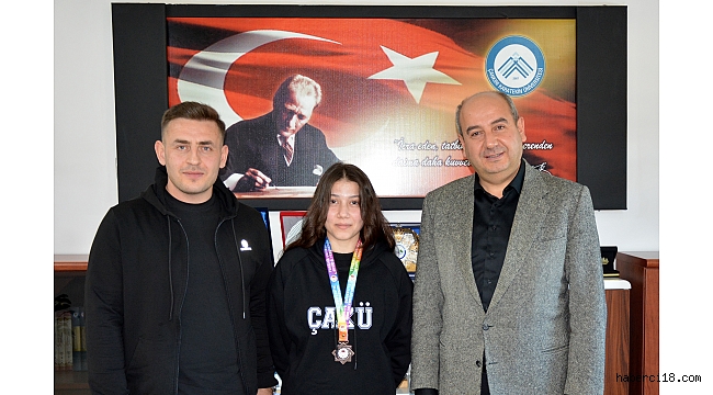 Fatma Başak Coşer'den Ünilig Kick Boks Türkiye Şampiyonası'nda Bronz Madalya