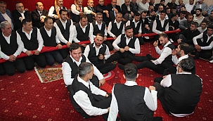 Merkez Aşağıpelitözü Köyü Yaren Meclisinde Oynanan Orta Oyunlar Gündeme Damgasını Vurdu 