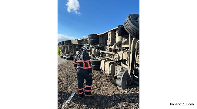 Çankırı'da Tomruk Yüklü Tır Devrildi 1 Yaralı