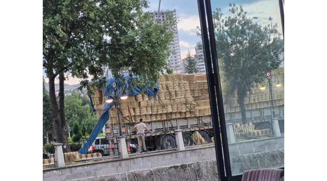 Çankırı Şehir Merkezinde Saman Balyaları Yola Saçıldı