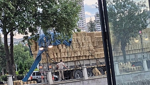 Çankırı Şehir Merkezinde Saman Balyaları Yola Saçıldı